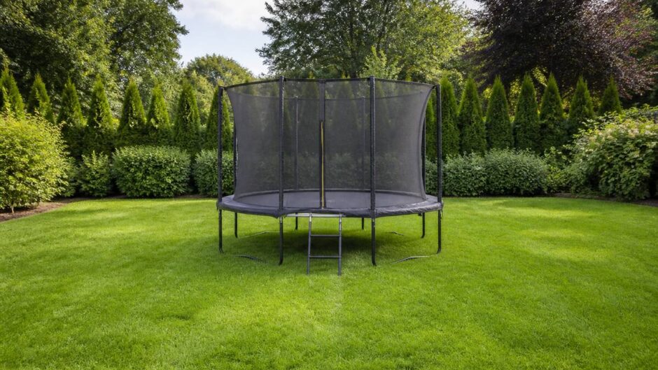 Trampoline in een achtertuin met voldoende vrije ruimte rondom