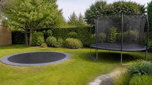 Vergelijking tussen een inground en opbouw trampoline in een tuin