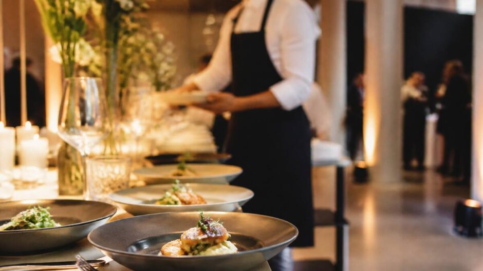 Professionele cateringopstelling met gedekte tafels en gerechten